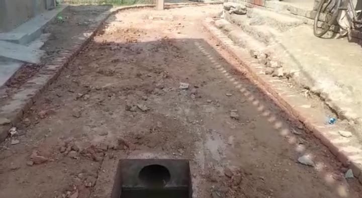 रायबरेली-मनकों को धता बताकर कर दिया इंटरलॉकिंग सड़क का निर्माण, आधिकारियों की भूमिका संदिग्ध,,,,