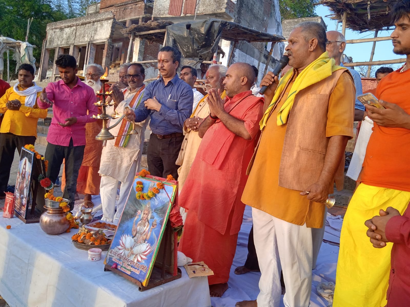 रायबरेली-गोकना गंगा घाट पर डलमऊ से पधारे स्वामी दिव्यानंद पेय जल वाटर कूलर का किया शुभारंभ,