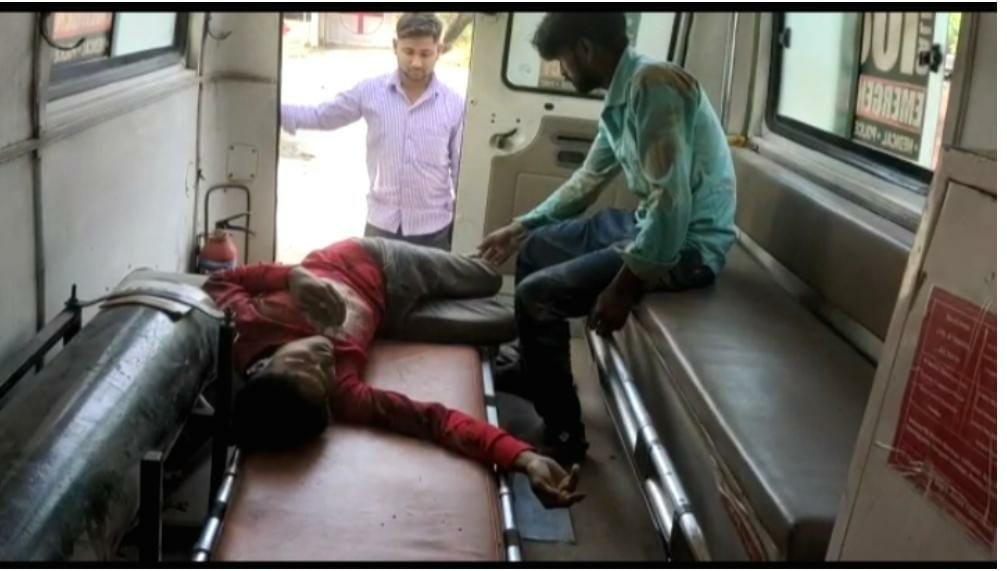 Raibareli-अनियंत्रित बाइक खड़े टेंपो से टकराई बाइक चालक गंभीर रूप से घायल।* 