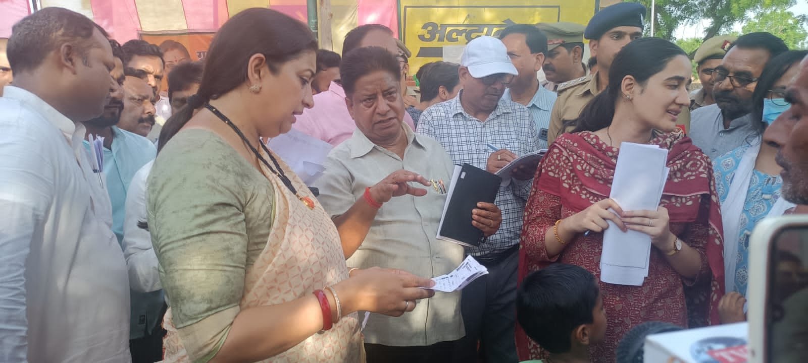 Raibareli-अमेठी सांसद अपने दो दिवसीय दौरे में  सलोन क्षेत्र के लोगों की सुनी समस्याएं।