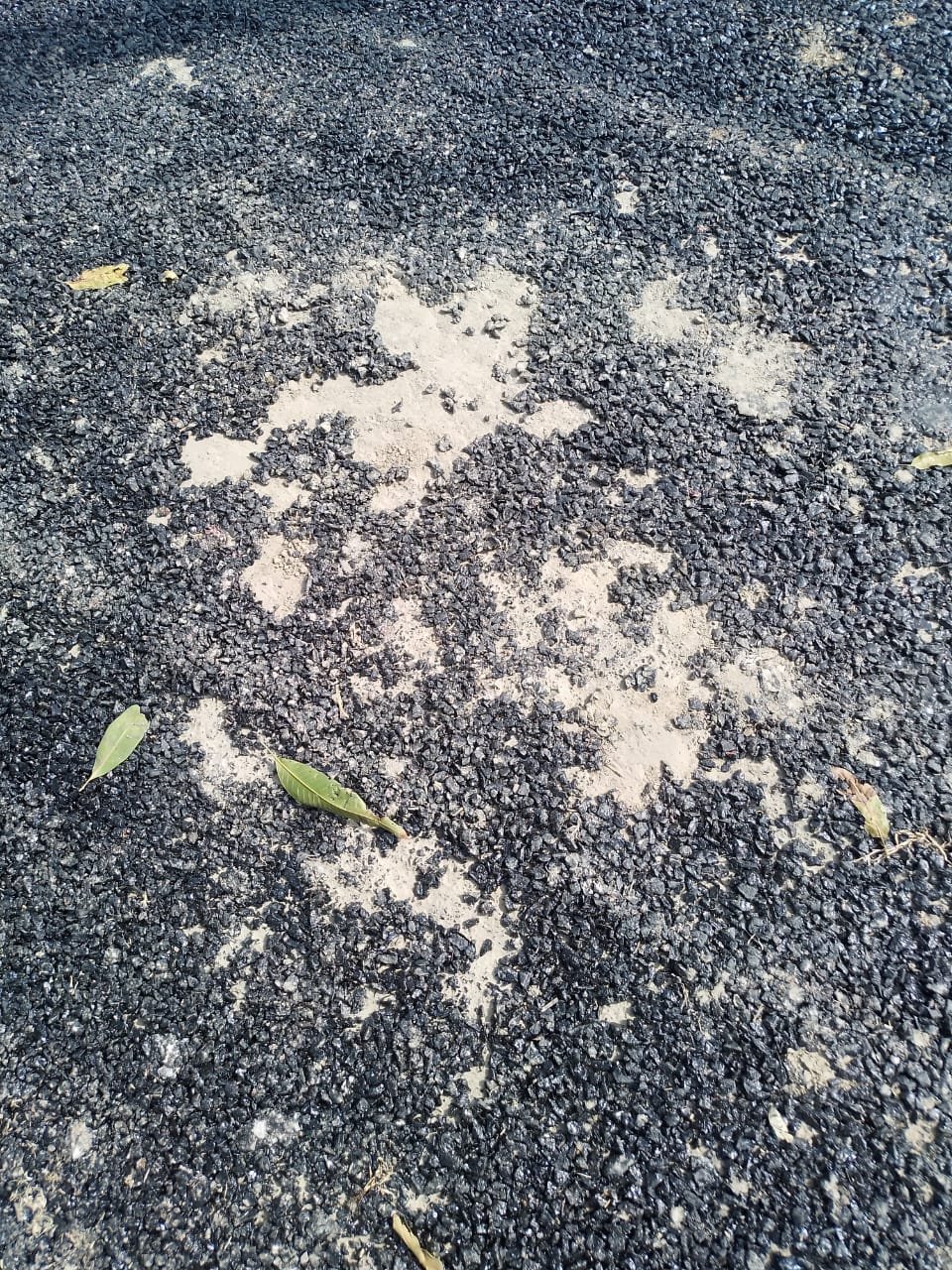 रायबरेली- चंद दिनों पहले बनी सड़क चढ़ी भ्रष्टाचार की भेंट