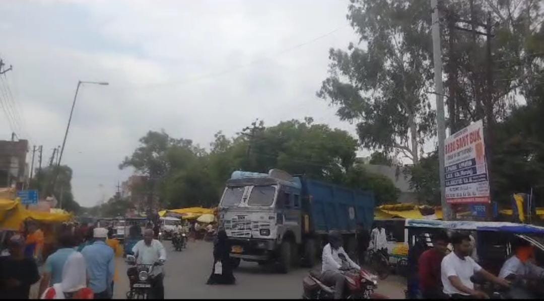 रायबरेली के सलोन कस्बे में मौत बनकर दौड़ रहे डंपर हादसे के इंतजार में पुलिस।*