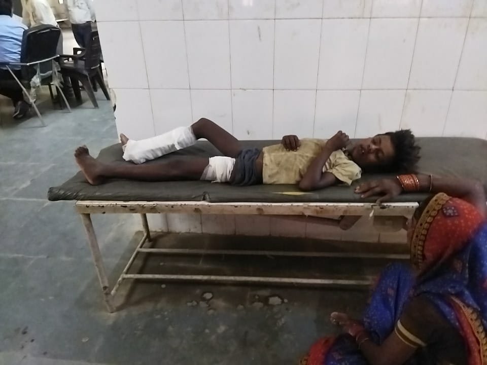 Raibareli-पैदल जा रहे बालक को बाइक सवार ने मारी टक्कर बालक की हालत गंभीर।