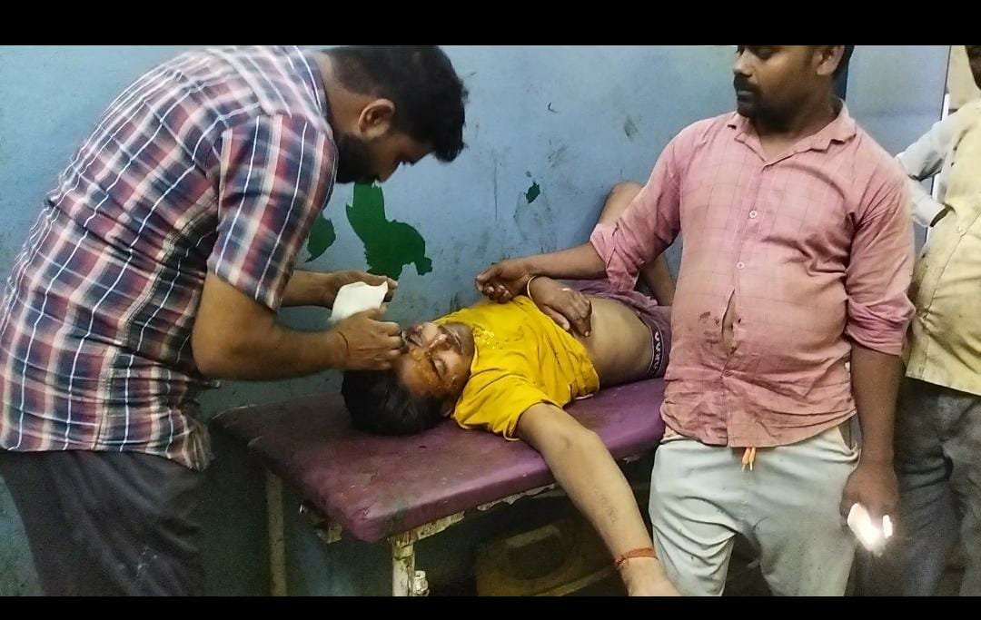 Raibareli-पीछे से मारी टक्कर मोटर साइकल चालक को आई चोटे