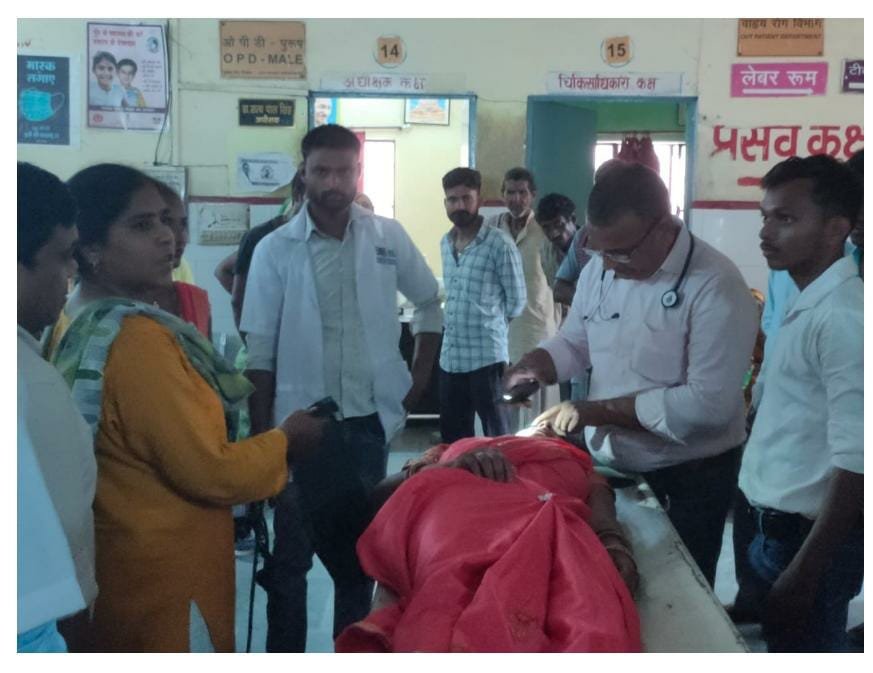 Raibareli-आवारा मवेशी से टकराई बाइक महिला को आई चोटें