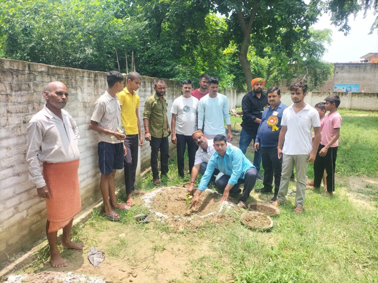 Raibareli-कोरवां गांव में आदि शक्ति मां भक्त सुरेश सेवा संस्थान की ओर से किया गया वृहद वृक्षारोपण*