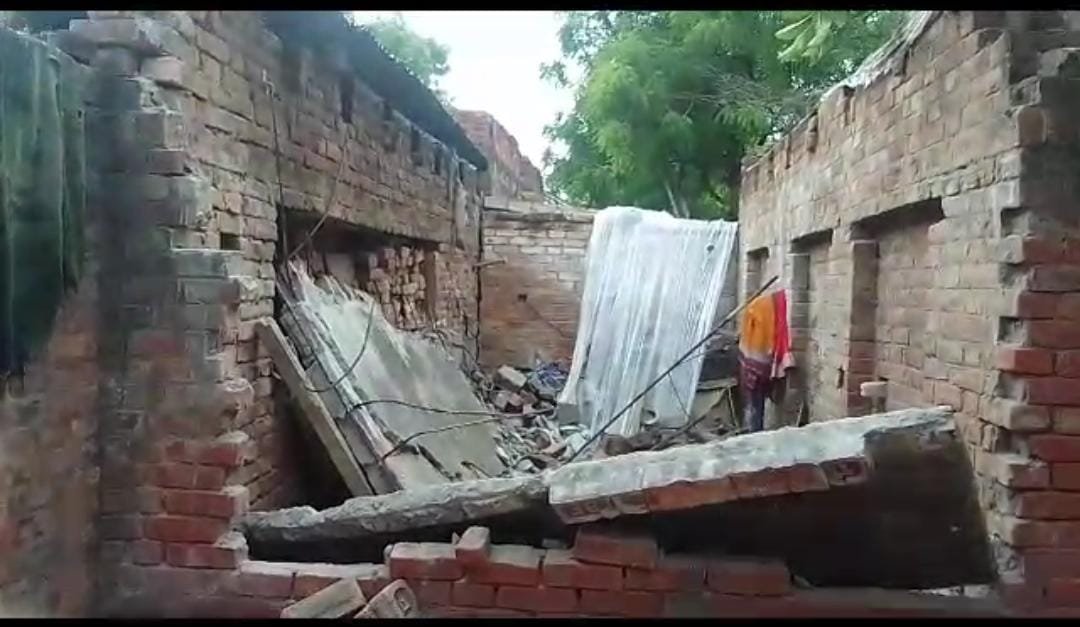 Raibareli-मकान की छत गिरने से युवक गंभीर रूप से हुआ घायल*