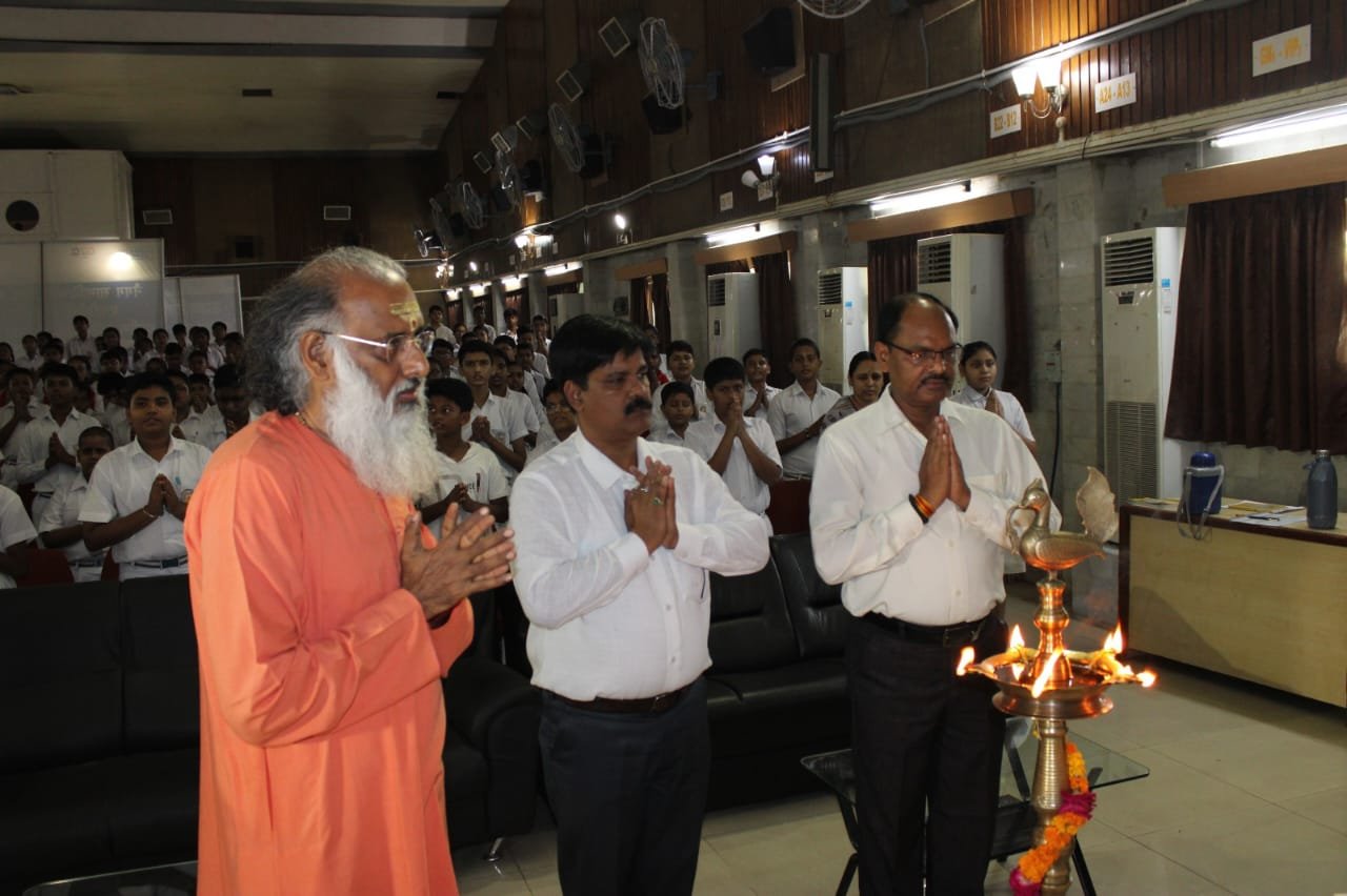 रायबरेली-स्वामी चिदरुपानंद जी ने छात्रों को दिया ज्ञान का आशीर्वाद