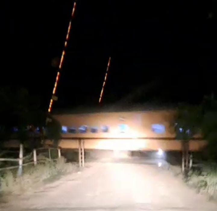 रायबरेली-खुला रहा रामचंद्रपुर स्थित रेलवे का गेट, गुजर गई ट्रेन