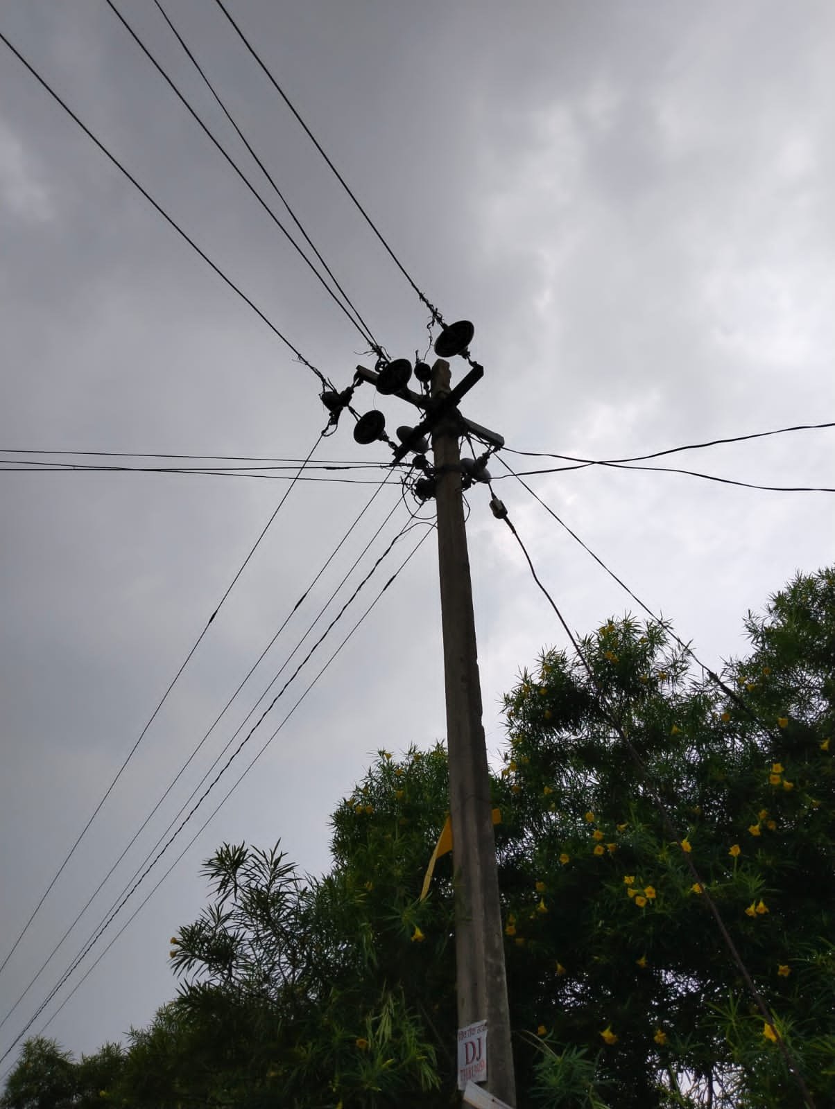 रायबरेली-72 घंटे बाद भी नहीं बहाल हो सकी विद्युत सप्लाई जिम्मेदार बेखबर,,,,,