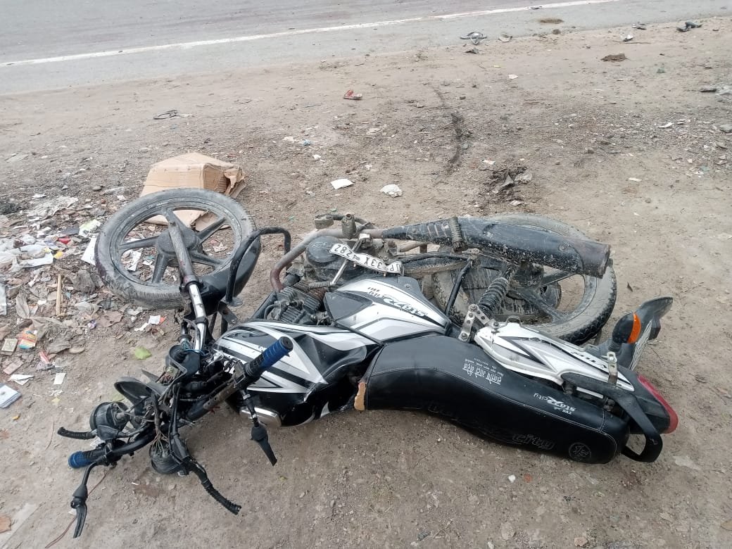 रायबरेली=रोडवेज बस की टक्कर से बाइक सवार युवक की दर्दनाक मौत,,,