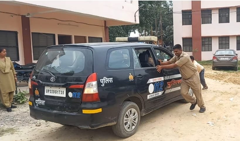 Raibareli-धक्का लगाते पुलिसकर्मी खराब हुई डायल 112 गाड़ी