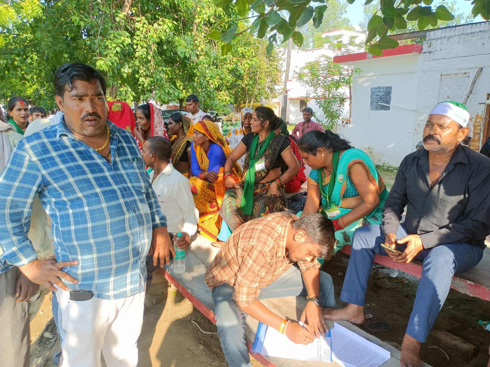 Raibareli-ग्राम वासियों ने सरकारी जमीन खाली करवाने के लिए बछरावां थाने में दिया लिखित शिकायती पत्र