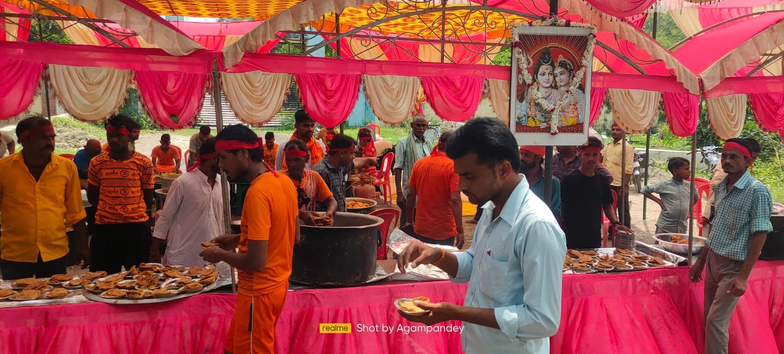 रायबरेली- नाग पंचमी के अवसर पर प्रधान प्रतिनिधि ने कराया भव्य भंडारे का आयोजन,,,