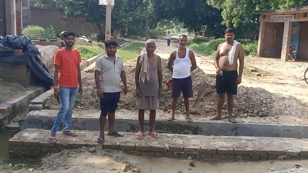 Raibareli-अधर में लटकी सीसी रोड़,गिरकर चोटिल हो रहे राहगीर*