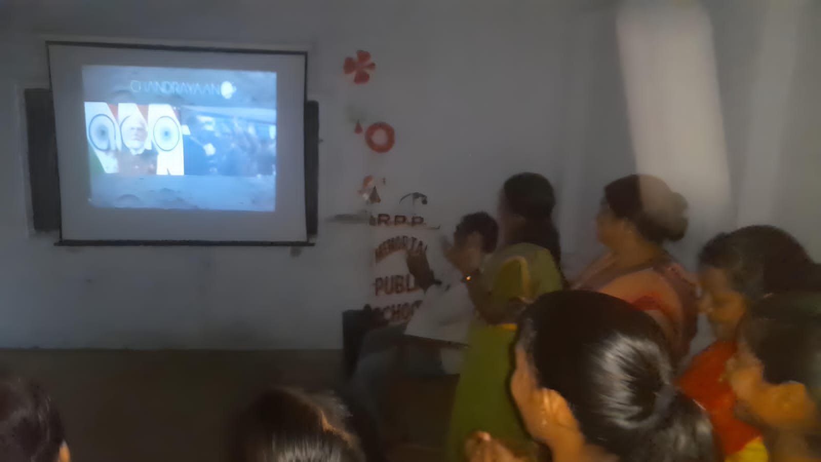 रायबरेली-चंद्रयान-3 की ऐतिहासिक सफलता पर विद्यालय में बाटीं गई  मिठाइयां,,,