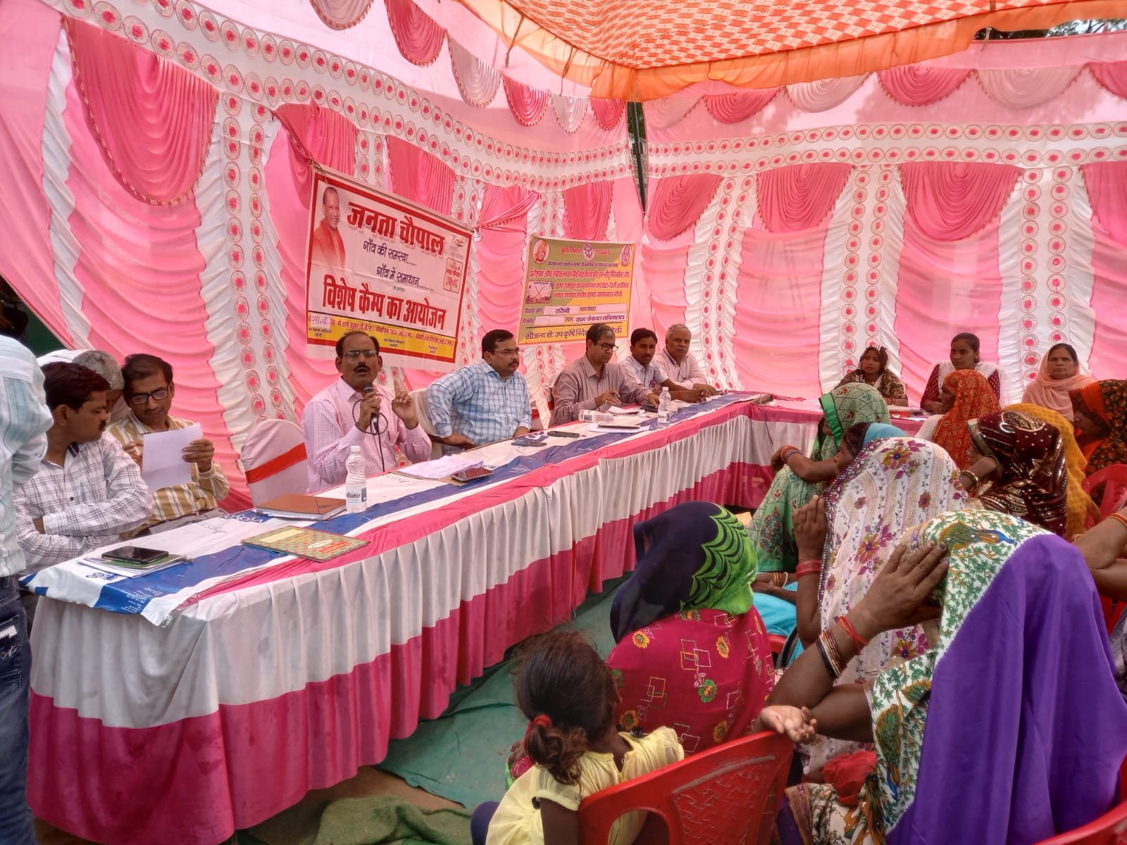 Raibareli-डीडीओ व बीडीओ ने चौपाल लगाकर की विकास कार्यों की समीक्षा,सुनीं ग्रामीणों की समस्याएं*