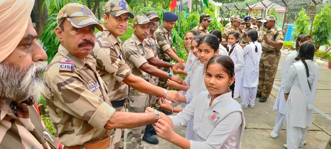 रायबरेली-रक्षाबंधन के सुभ अवसर पर सरस्वती शिशु मंदिर की बहनो ने NTPC के CISF के जवानों को राखियां बांधी,,,