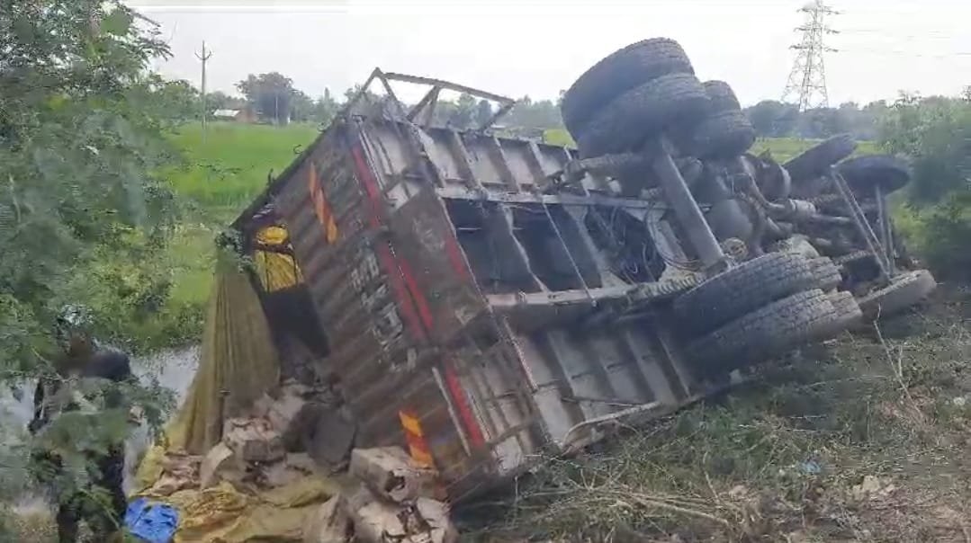 Raibareli-शराब से लदा ट्रक पलटने से हुआ लाखों का नुकसान