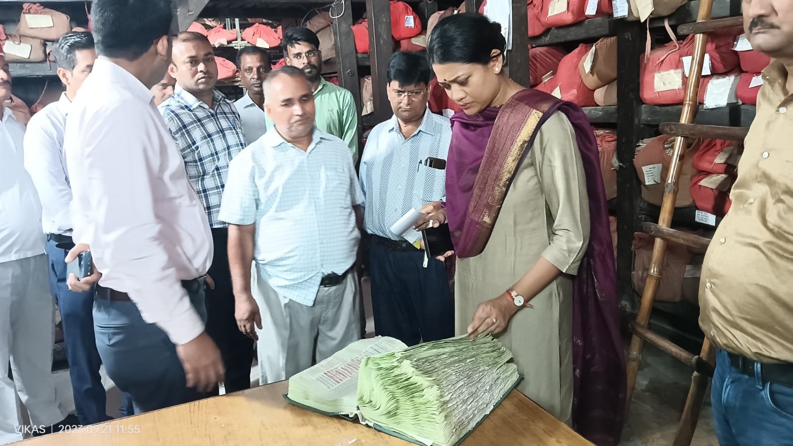 जिलाधिकारी ने कलेक्ट्रेट परिसर में स्थित विभागों का किया निरीक्षण*