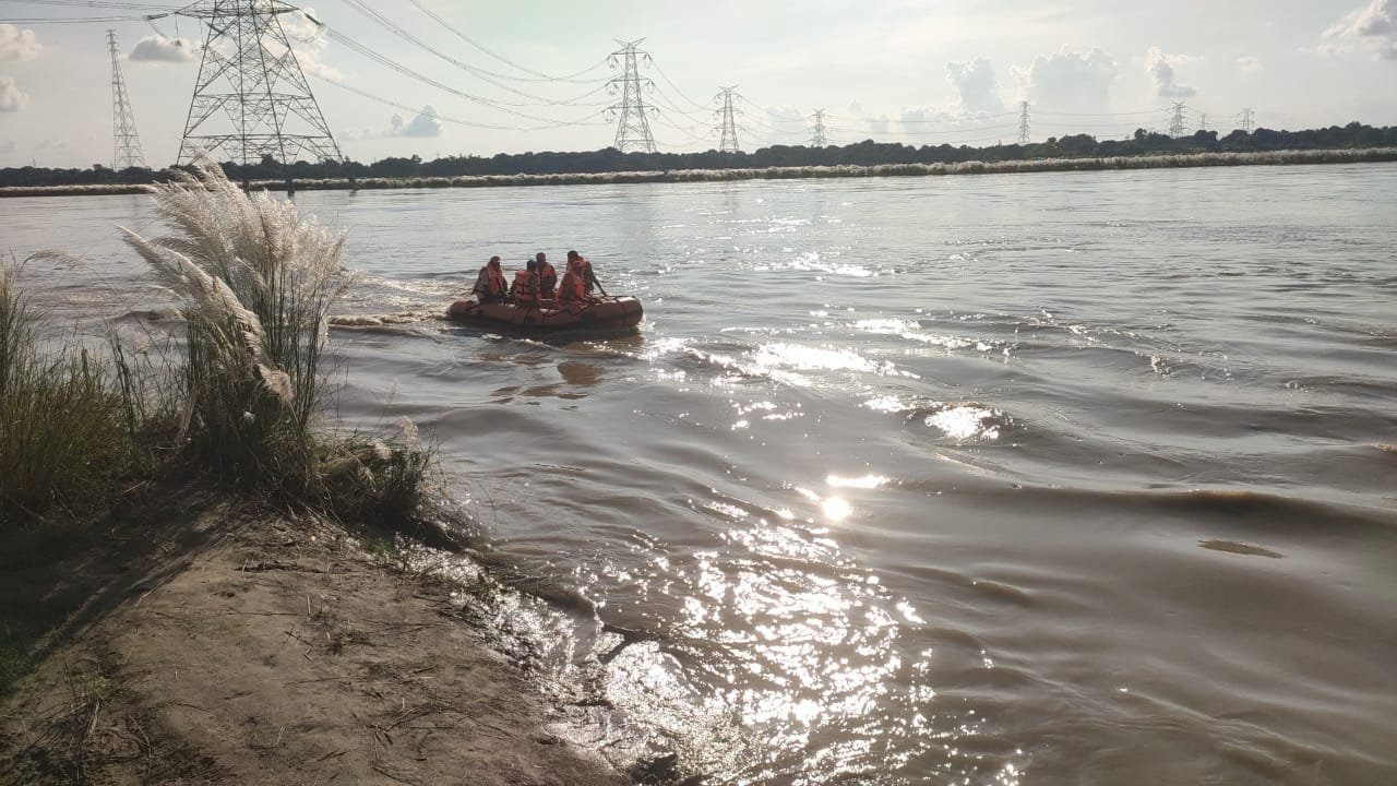 रायबरेली-सैकड़ों की भीड़ खंगाल रही नदी का  कोना कोना,नहीं मिले डूबे किशोर और किशोरी,,,
