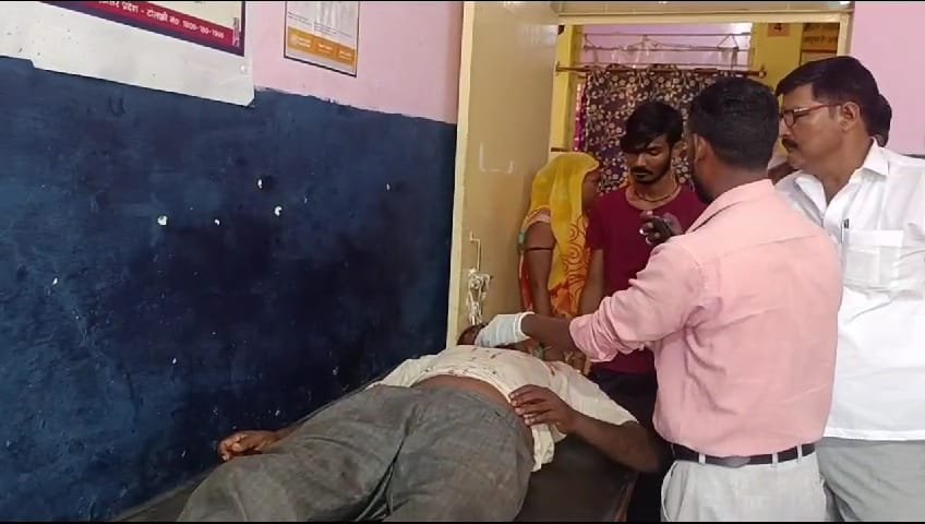 उधारी का पैसा मागने पर दबंगों ने वृद्ध के सिर पर कुल्हाड़ी से किया हमला