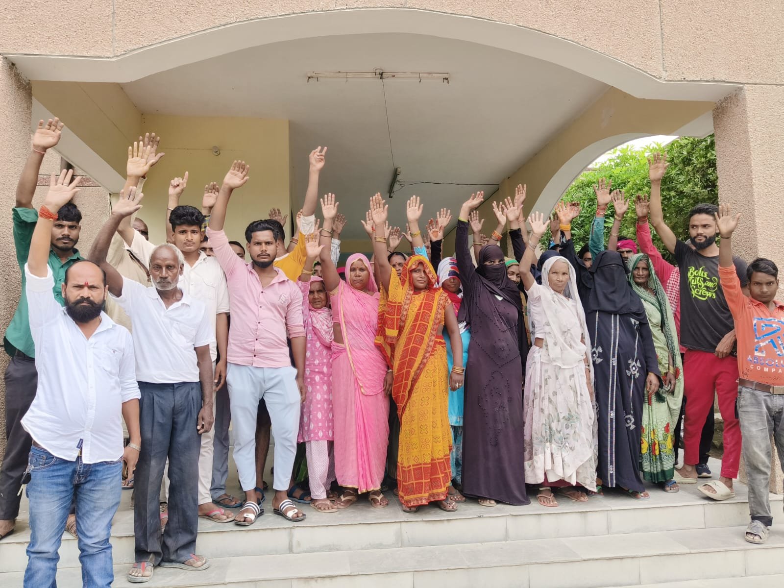 रायबरेली-रास्ता अवरुद्ध किये जाने से नाराज दर्जनों ग्रामीणों ने तहसील मुख्यालय पर किया प्रदर्शन, एसडीएम को दिया शिकायती पत्र