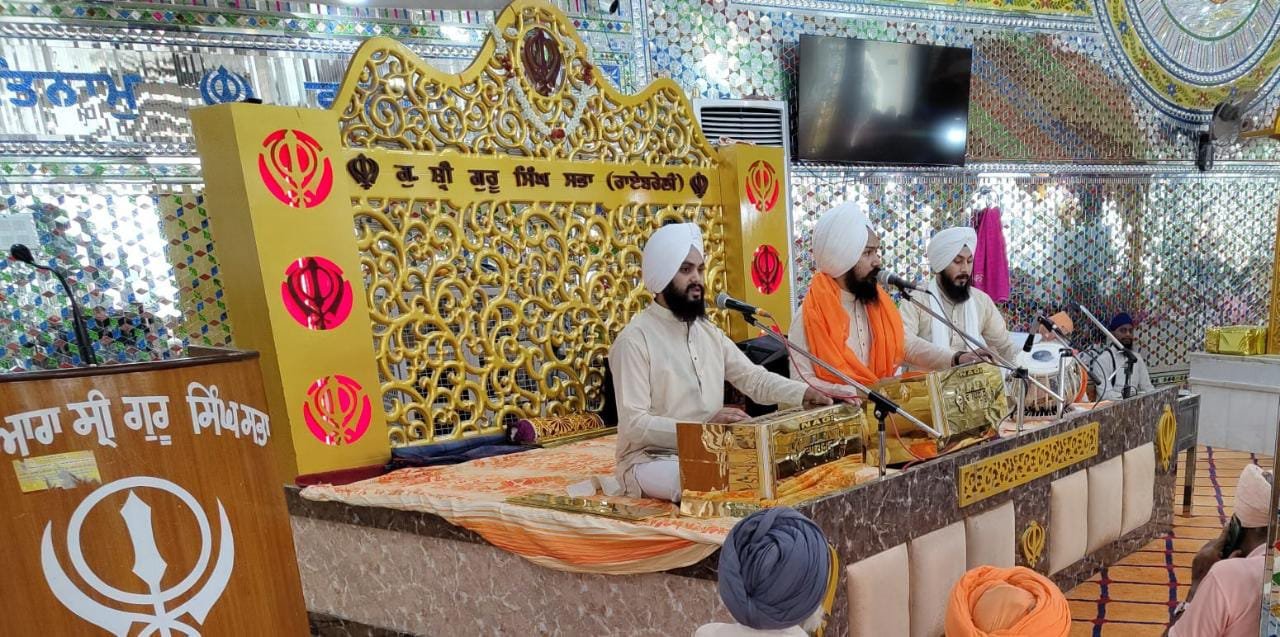 बिन गुरु पूरे नाही उद्धार_ " बाबा नानक आखे एहो विचार "व "धन गुरु नानक धन गुरु नानक"