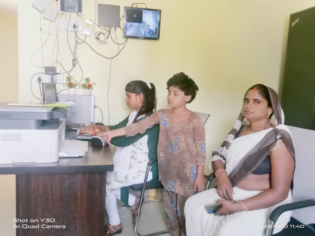 रायबरेली-पंचायत भवन सांडा सैदन में पंचायत सहायक द्वारा बनाए जा रहे हैं गोल्डन कार्ड।