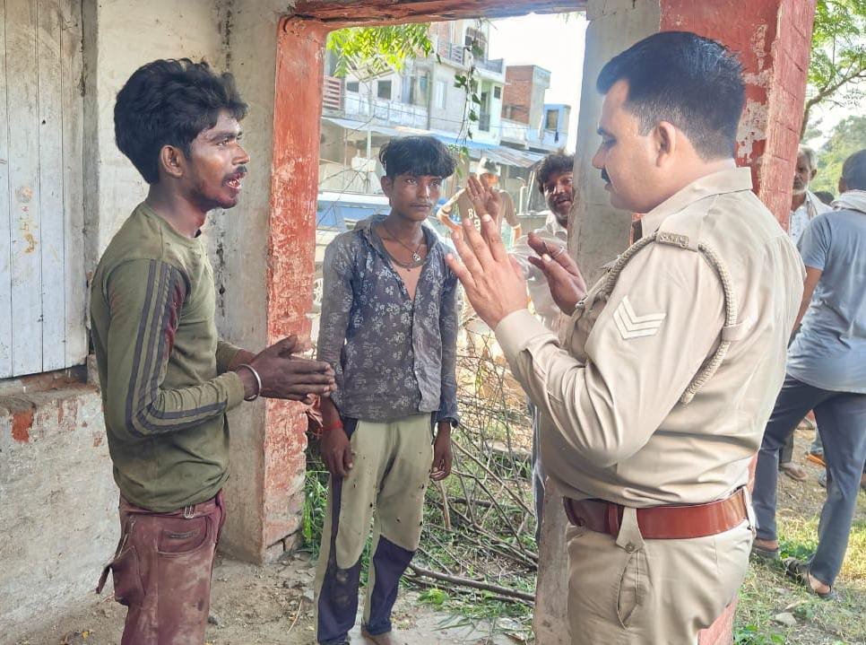 रायबरेली-रेलवे का लोहा चुराते दो युवकों की स्थानीय लोगों ने पकड़कर     की पिटाई,,,