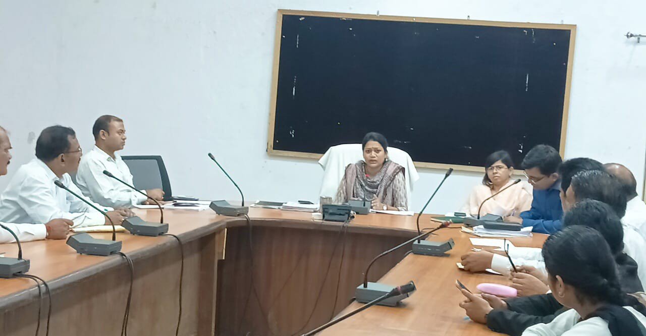 जिलाधिकारी ने की कर करेत्तर के कार्यो की प्रगति समीक्षा