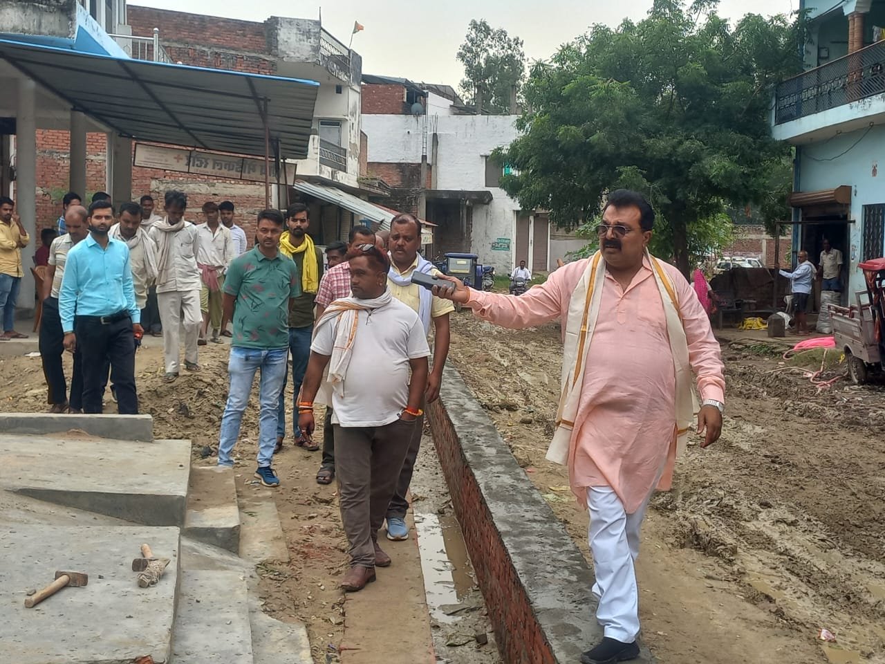 रायबरेली-गुणवत्ता विहीन नाला निर्माण की खबर प्रकाशित होने के बाद बीजेपी के जिला प्रतिनिधि लिया नाला निर्माण का जायज़ा,,,,