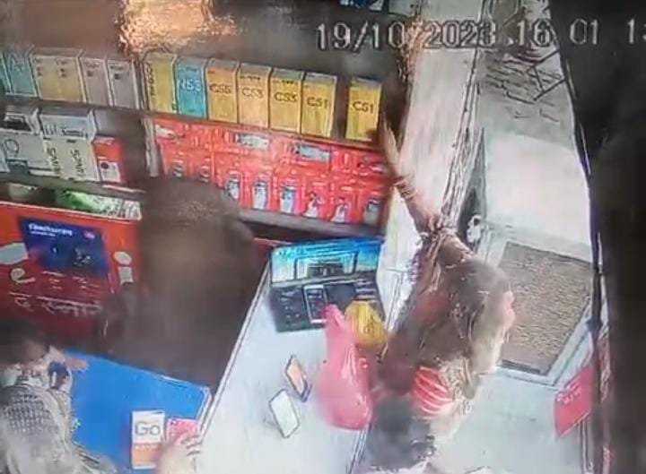 रायबरेली-मोबाइल शॉप की दुकान से महिला का मोबाइल फोन चोरी करते सीसीटीवी फुटेज सोशल मीडिया पर हुआ वायरल,,,,
