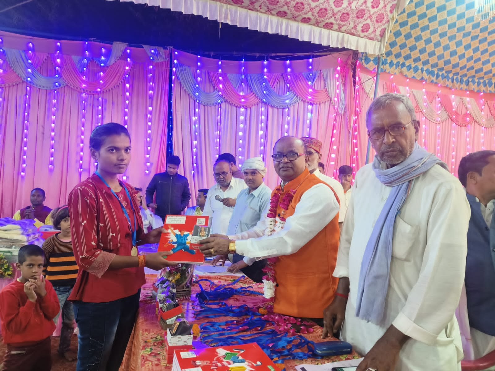 रायबरेली-नवदुर्गा पूजा समिति द्वारा आयोजित कार्यक्रम में इंटर व हाई स्कूल में परीक्षा में अच्छे अंक पाने वाले छात्रों को पुरुस्कार देकर प्रोत्साहित किया गया,,,,