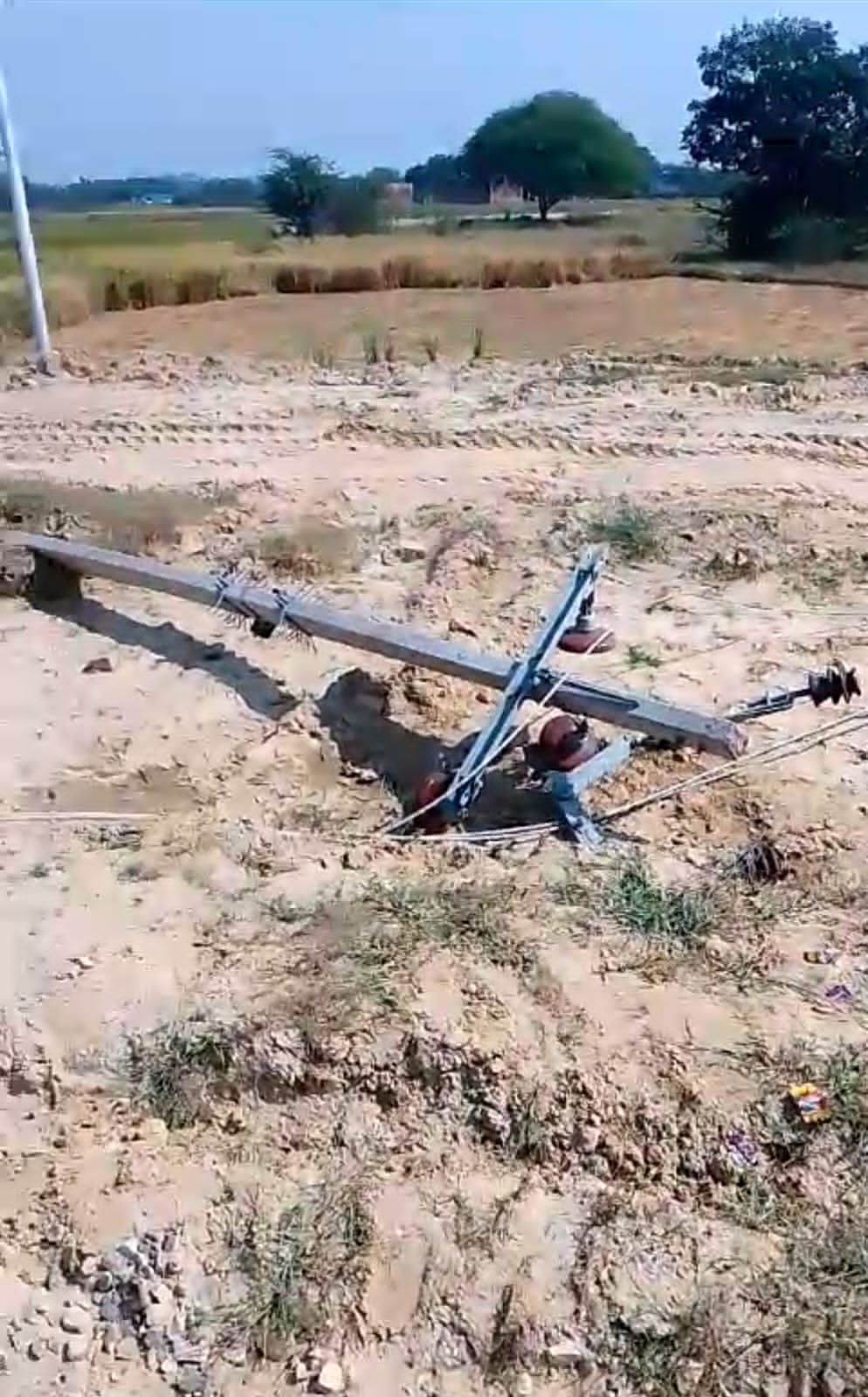 रायबरेली-बाई पास निर्माण में लगे डंपर चालक ने नशे में तोड़ डाला आठ खंभे का विद्युत तार,,, 