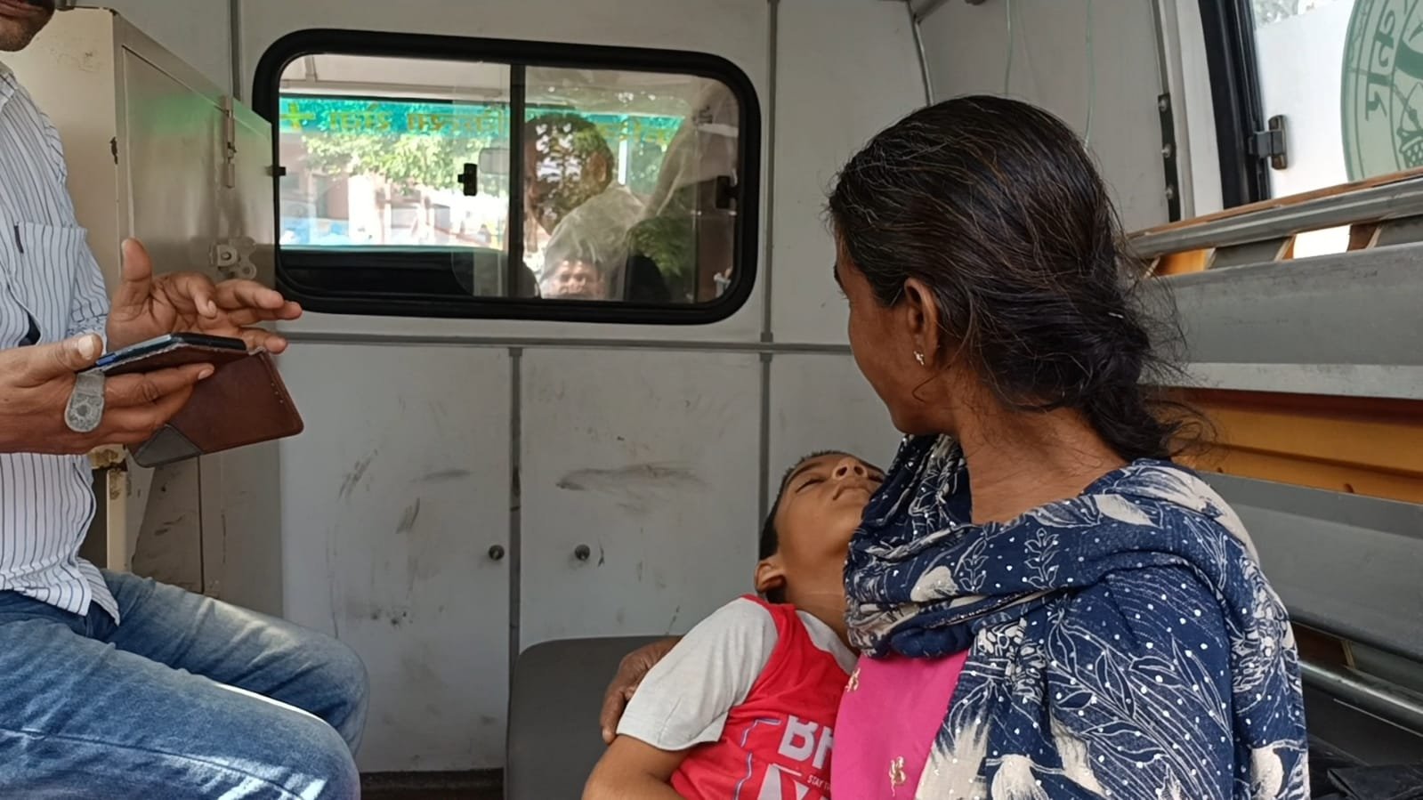 Raibareli-ट्रैक्टर,पालेसर के चालक की लापरवाही के चलते मासूम घायल