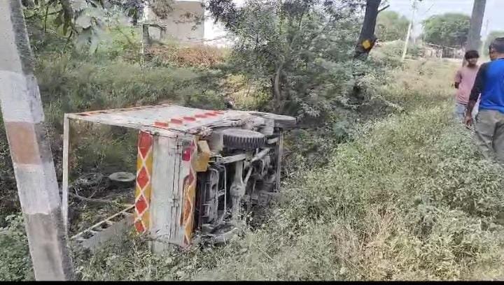 रायबरेली-ट्रक चेचिस की टक्कर से पलटा पिकअप, बचा चालक,,,