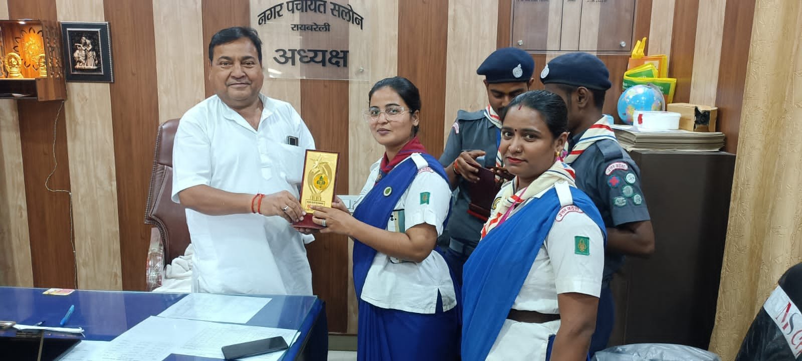 Raibareli-दुर्गा पूजा रामलीला में योगदान देने वाले स्काउट गाइड के बच्चों को नगर पंचायत अध्यक्ष ने सम्मानित किया।