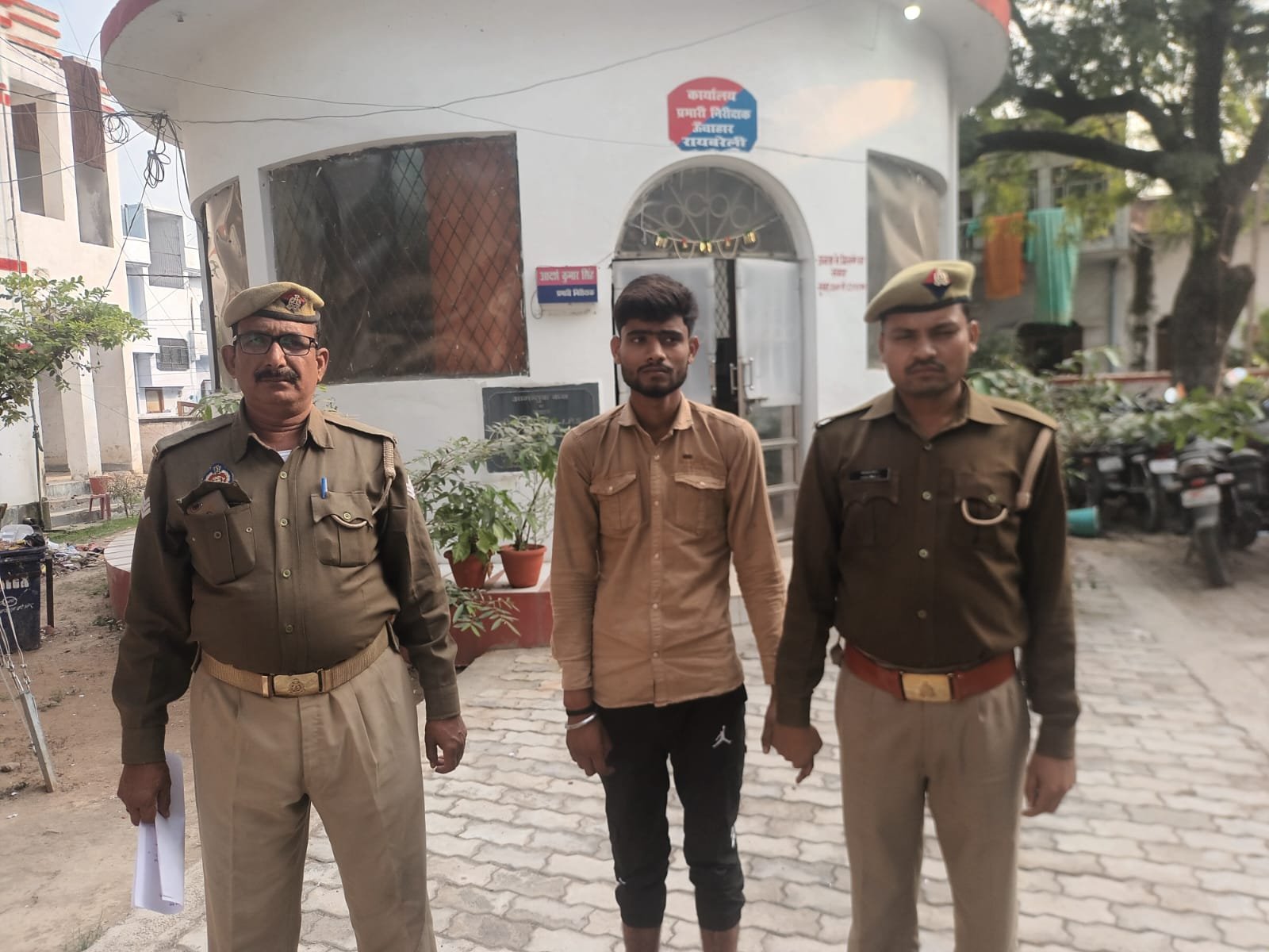 Raibareli-पुलिस  द्वारा दुष्कर्म के वांछित आरोपी को भेजा जेल