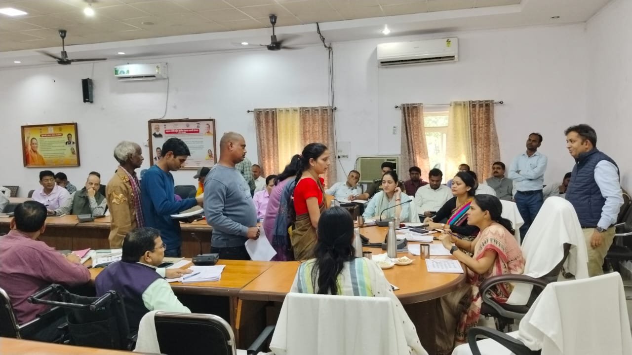 Raibareli-सरकारी जमीनों के अवैध कब्जे पर हो शीघ्र कार्यवाही: मंडलायुक्त