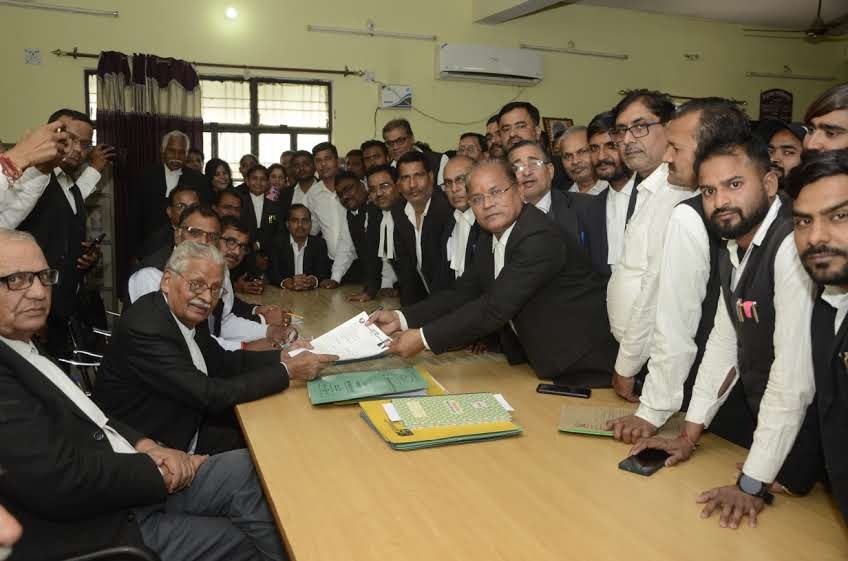 Raibareli-अधिवक्ताओं की महापंचायत सेंट्रल बार एसोसिएशन के पदाधिकारियों ने दाखिल किया नामांकन पत्र 