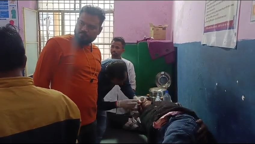 Raibareli-अनियंत्रित बाइक डिवाइडर से टकराई बाइक सवार गंभीर रूप से घायल