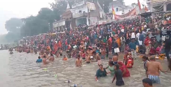 रायबरेली-कार्तिक पूर्णिमा मेला तीसरे दिन गंगा स्नान, दर्शन कर.गोकना घाट पर लाखों श्रद्धालुओं ने पतित पावनी गंगा में लगाई डुबकी 