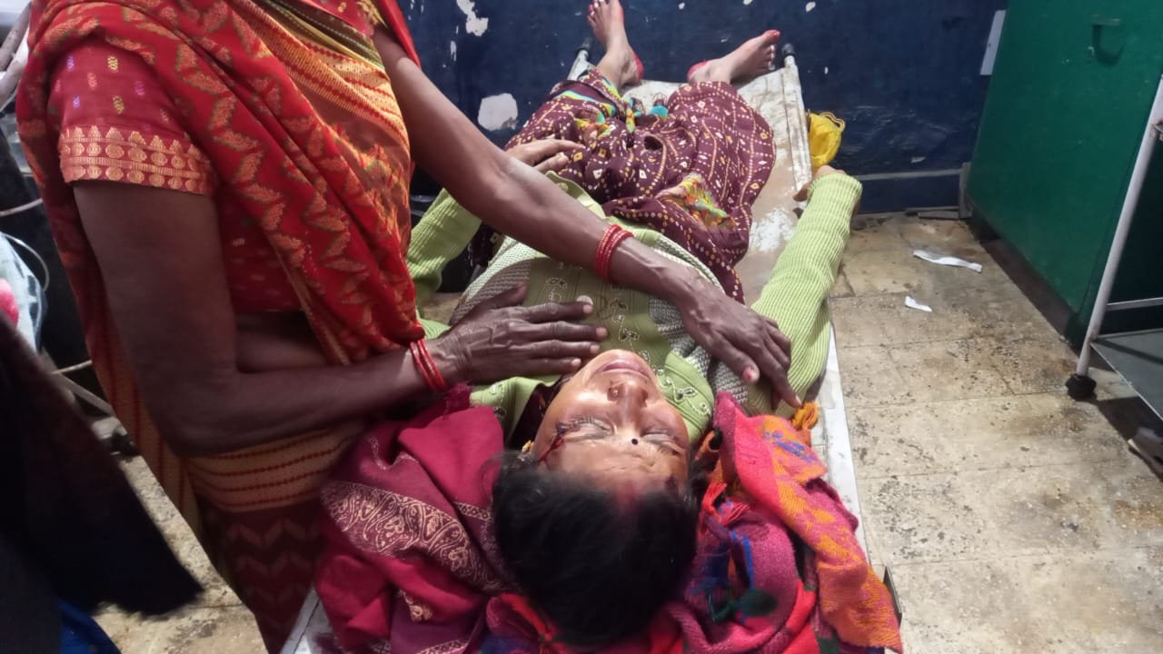 Raibareli-जमीनी विवाद के चलते दबंगों ने महिला के ऊपर कुल्हाड़ी से किया हमला