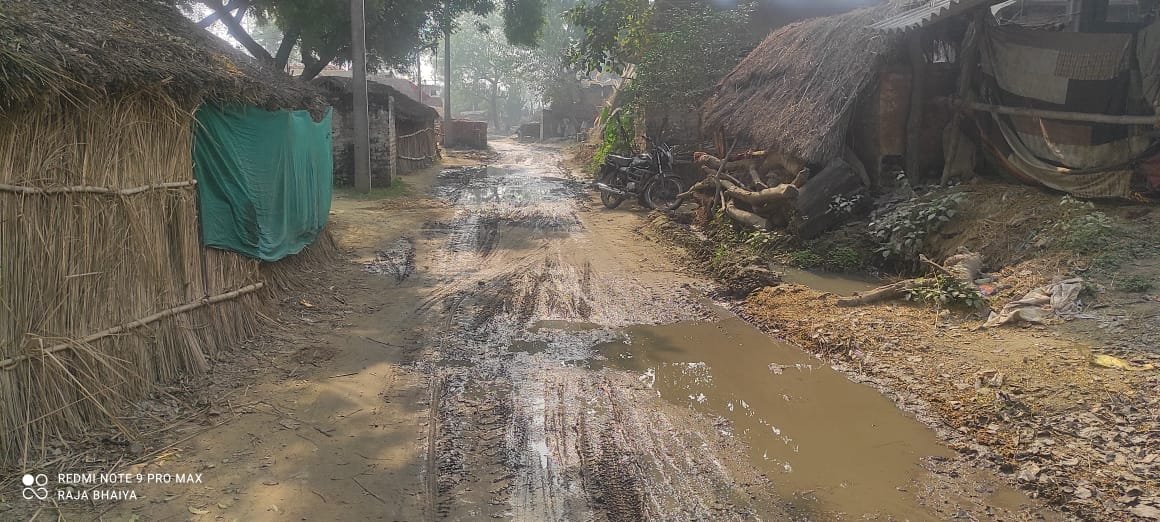 Raibareli-ग्राम प्रधान का कहना है कि सफाईकर्मी फ़ोटो खिंचाने आते है और कोई काम करने को तैयार नही*