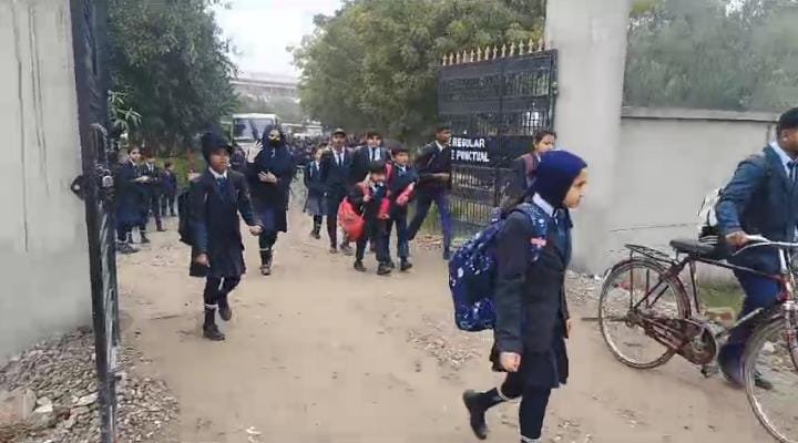 रायबरेली-शीतकालीन अवकाश के बाद भी निजी विद्यालय संचालक की मनमानी सामने आई जाने क्या,,,