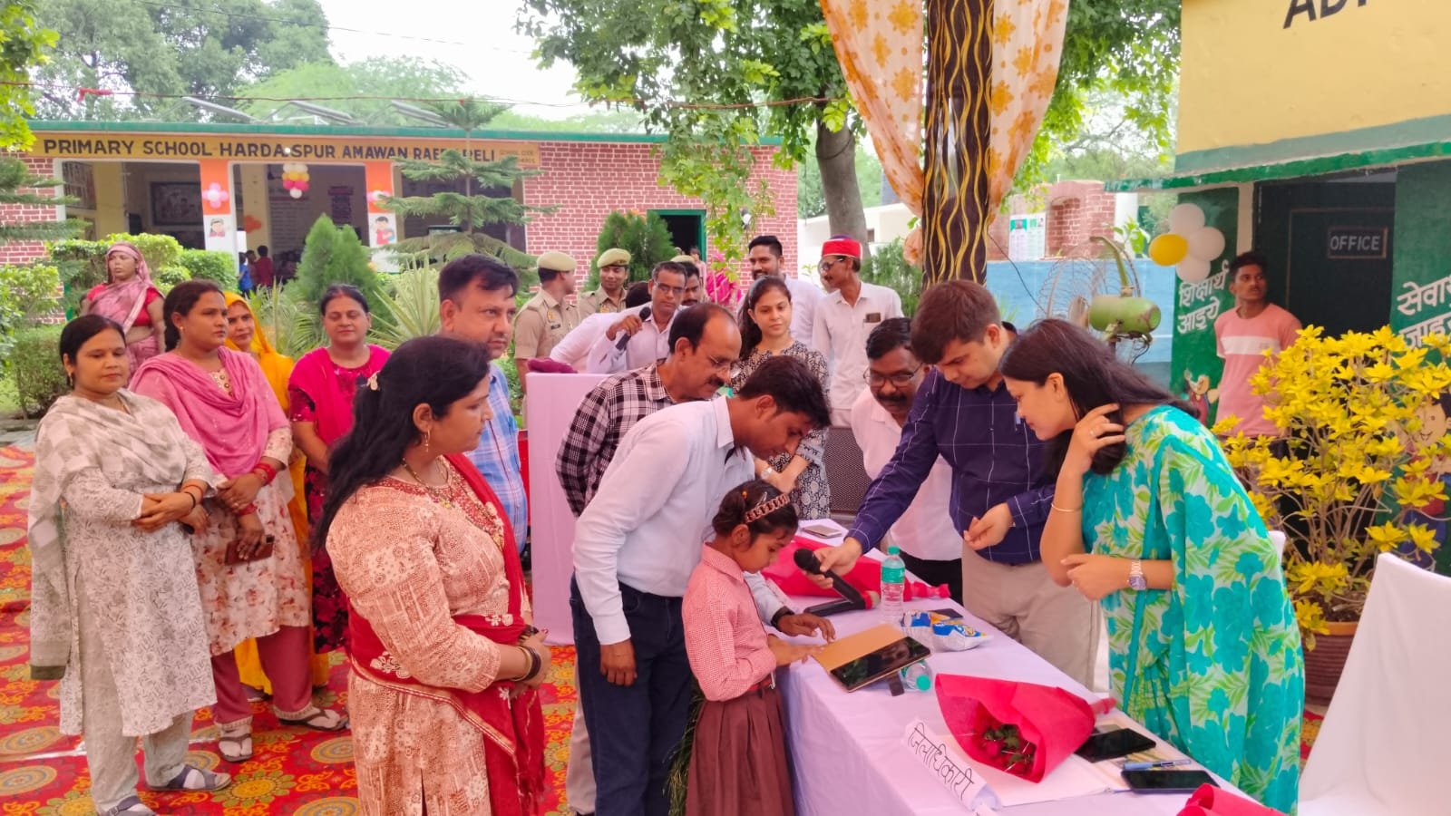 Raibareli-विद्यालयों में नव प्रवेशित छात्र-छात्राओं का जिलाधिकारी ने किया स्वागत