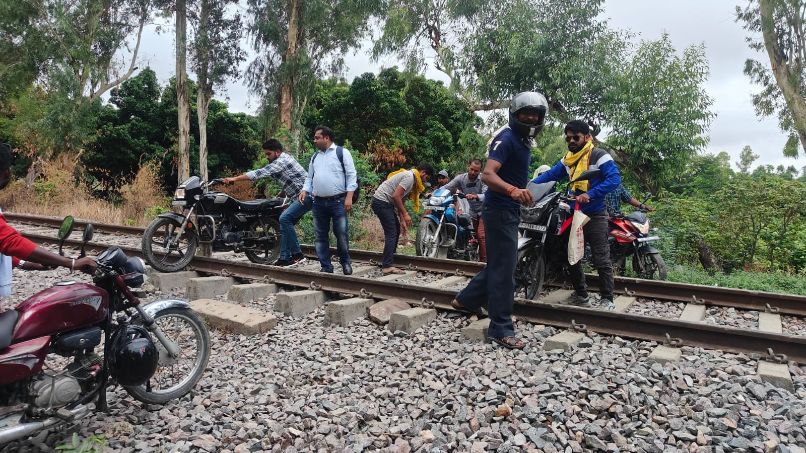 रायबरेली-रेलवे गेट की मरम्मत के लिए बंद किया गया राजमार्ग , जान जोखिम में डालकर लाइन पार कर रहे राहगीर