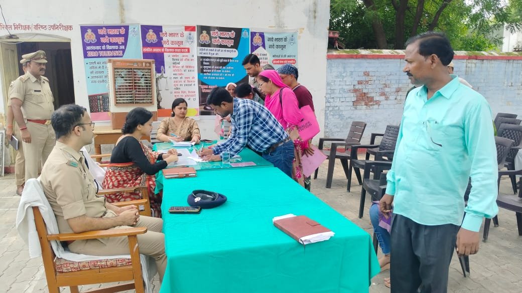 Raibareli-थाना दिवस पर जिलाधिकारी ने सुनीं लोगों की समस्याएं