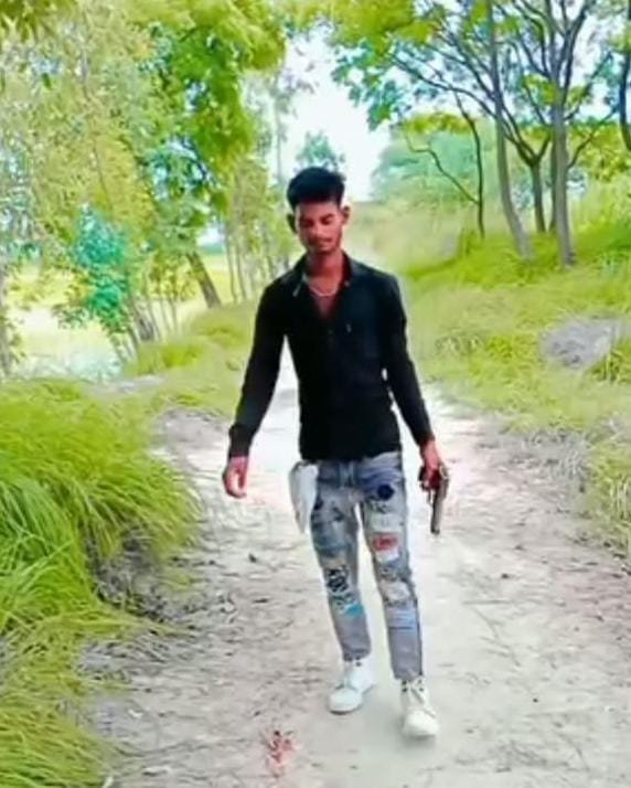 रायबरेली-तलवार और तमंचा लेकर दबंगई भरी युवक ने बनाई रील, पुलिस कर रही जांच 